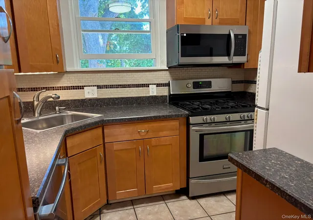 5th image of 52 L Gln Keith Rd, Glen Cove, NY 11542