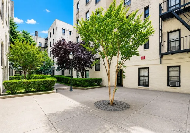 Homes for sale in New York, NY | 21 15 33st #4, New York, NY 11105 | MLS# 1017731
