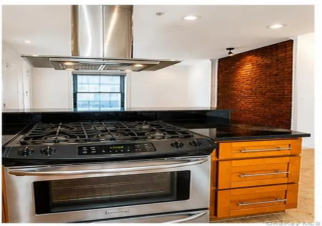 Homes for sale in New York, NY | 21-15 33Rd St, New York, NY 11105