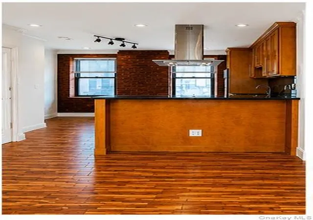 Homes for sale in New York, NY | 21 15 33st, New York, NY 11105 | Houzeo