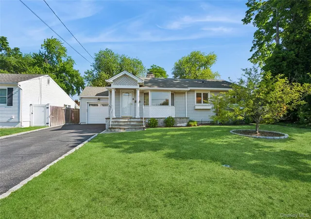 2nd image of 305 Glynn St, Babylon, NY 11703 | MLS# 1017775