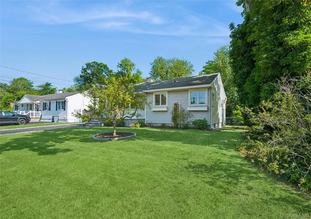3rd image of 305 Glynn St, Babylon, NY 11703 | MLS# 1017775