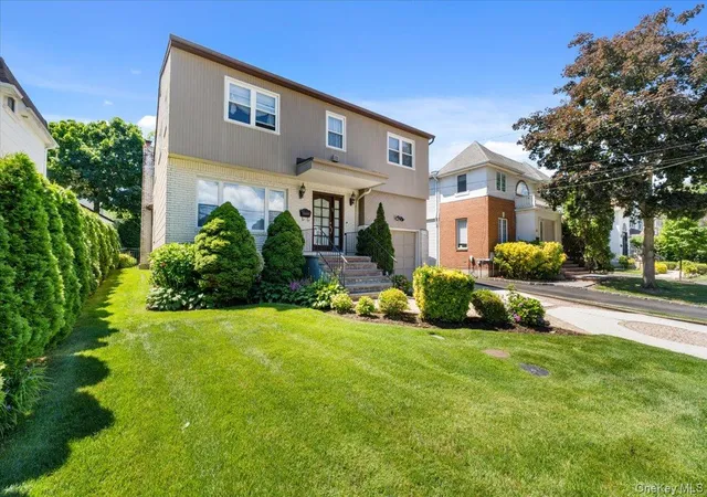 Photo 2 of Single family home for sale at 42 North Rd, North Hempstead, NY 11024 | MLS# 1017811 | Listing updated on 2026-10-09