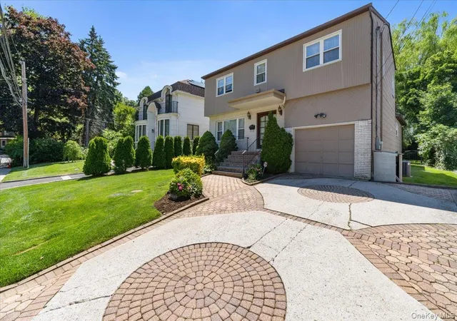 Photo 3 of Single family home for sale at 42 North Rd, North Hempstead, NY 11024 | MLS# 1017811 | Listing updated on 2026-08-30