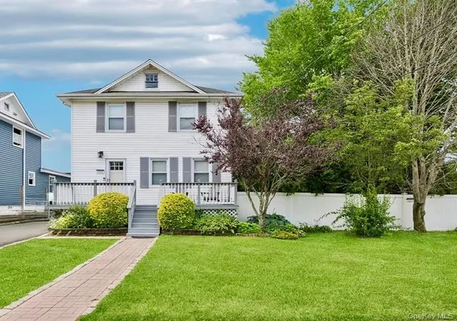Photo 1 of Single family home for sale at 104 Park Ave, Babylon, NY 11702 | MLS# 1017814 | Listing updated on 2026-10-28