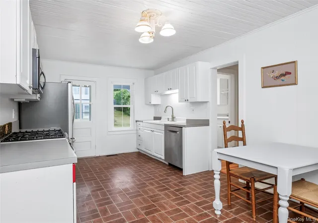 5th image of 6 Oxford Ave, Shelter Island, NY 11964 | MLS# 1017824