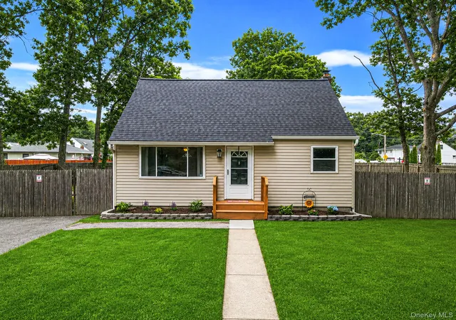 2nd image of 119 Parkwood Dr, Shirley, NY 11967 | MLS# 1017829