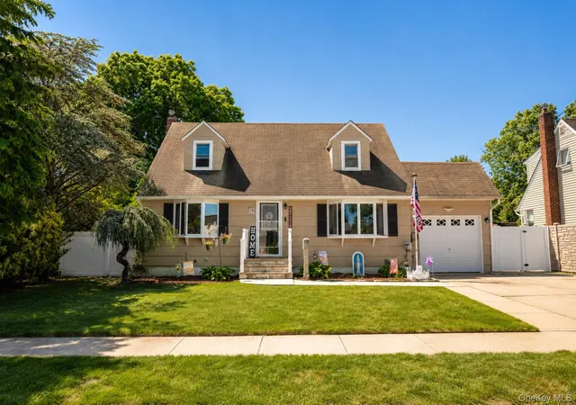 Photo 1 of Sale Pending at 210 Willard Ave, Oyster Bay, NY 11735 | MLS# 1017867 | Listing updated on 2026-09-04