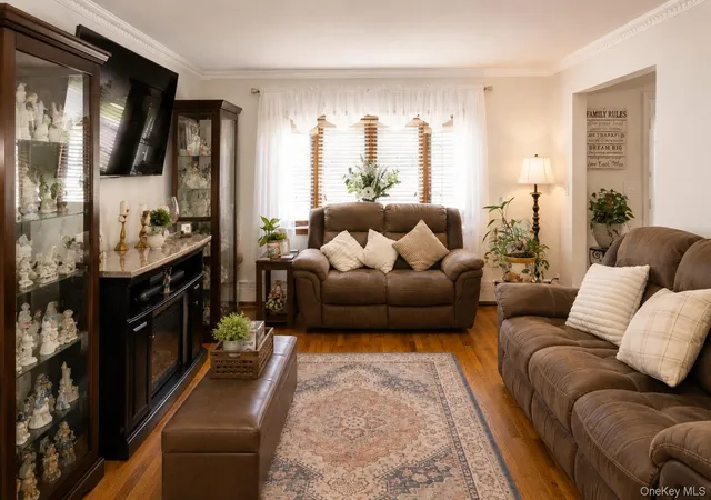 Photo 3 of Sale Pending at 210 Willard Ave, Oyster Bay, NY 11735 | MLS# 1017867 | Listing updated on 2026-09-04