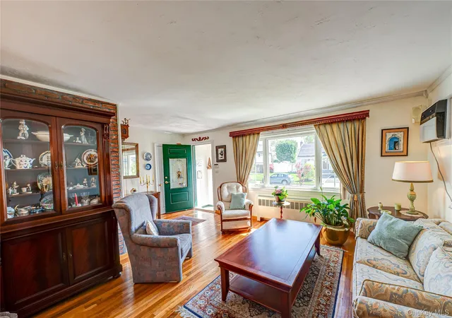 4th image of 1 Marlboro Ave, Oyster Bay, NY 11758 | MLS# 1017934