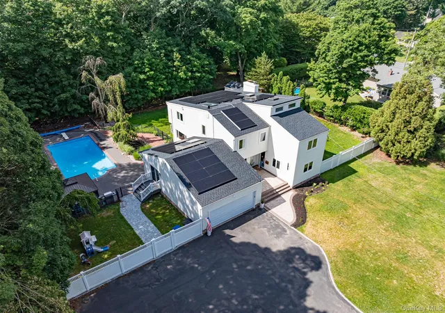 4th image of 20 Oak St, Saint James, NY 11780 | MLS# 1017995