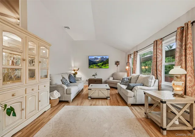 3rd image of 2590 Darnley Pl, Yorktown Heights, NY 10598 | MLS# 1018039