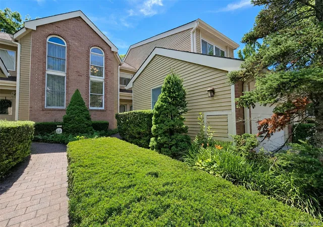 2nd image of 61 Willow Ridge Dr, Smithtown, NY 11787 | MLS# 1018070