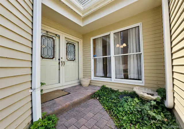 3rd image of 61 Willow Ridge Dr, Smithtown, NY 11787 | MLS# 1018070