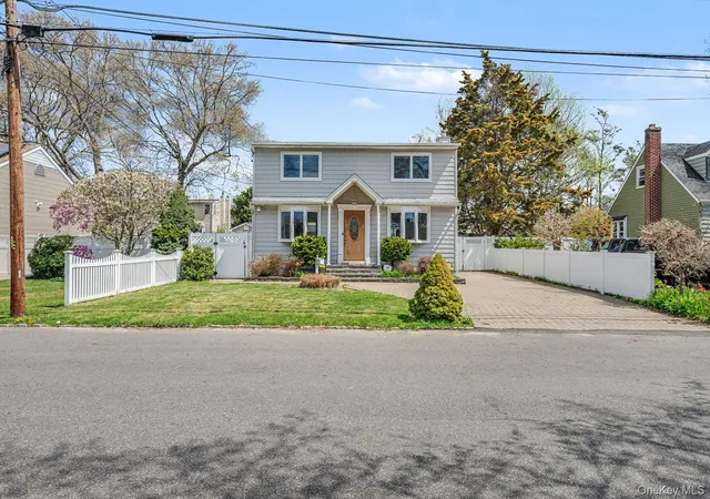 Homes for sale in Babylon, NY | 408 N Broome Ave, Babylon, NY 11757 | MLS# 1018076