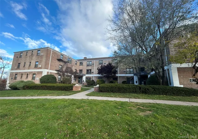 Homes for sale in North Hempstead, NY | 6 W Mill Dr #3B, North Hempstead, NY 11021 | MLS# 1018162
