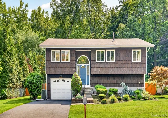 Photo 1 of Single family home for sale at 10 Lighthouse Ct, Tomkins Cove, NY 10986 | MLS# 1018201 | Listing updated on 2026-08-29
