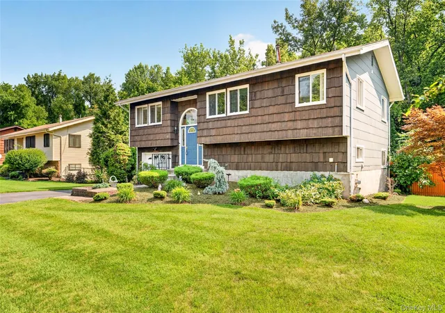 Photo 5 of Single family home for sale at 10 Lighthouse Ct, Tomkins Cove, NY 10986 | MLS# 1018201 | Listing updated on 2026-08-29