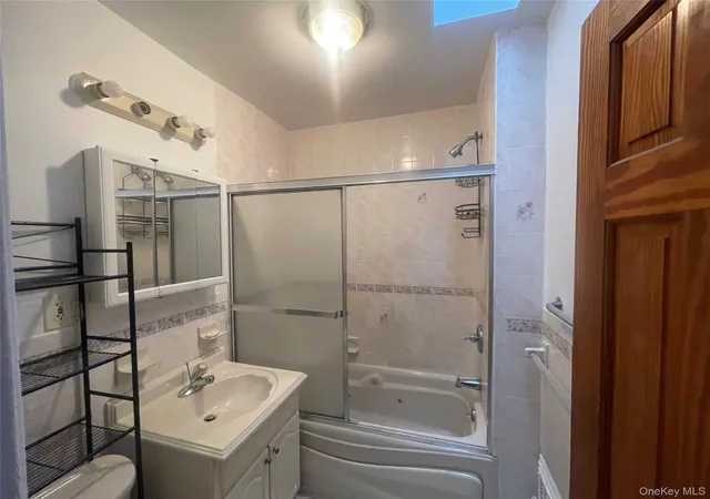 Photo 4 of House for sale at 2811 Gunther Ave, New York, NY 10469 | MLS# 1018213 | Listing updated on 2026-09-20
