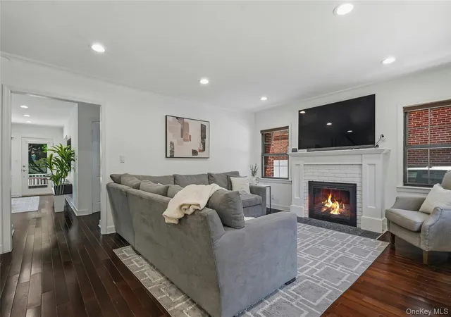 2nd image of 38 Bayview Ter, North Hempstead, NY 11030 | MLS# 1018248