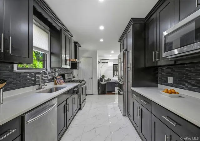 3rd image of 38 Bayview Ter, North Hempstead, NY 11030 | MLS# 1018248