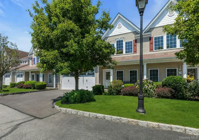 2nd image of 19 Meadow Ct, Oakdale, NY 11769 | MLS# 1018249