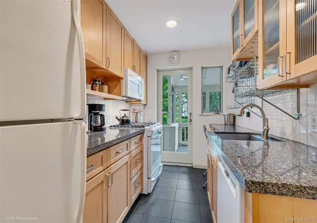 Listing Photo 5 - Condo for sale in building located at 39-33 49th St, New York, NY 11104