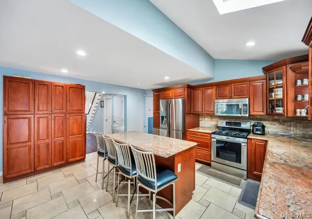 3rd image of 6 Garden Cir, Syosset, NY 11791 | MLS# 1018262