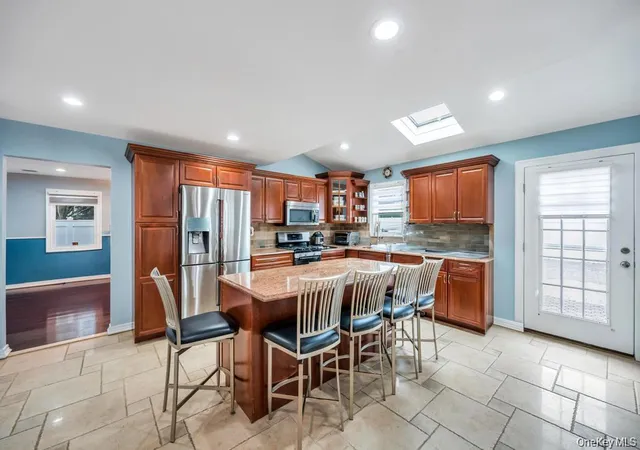 5th image of 6 Garden Cir, Syosset, NY 11791 | MLS# 1018262