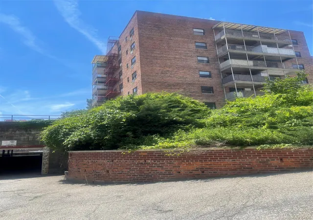 2nd image of 671 Bronx River Rd #4G, Yonkers, NY 10704 | MLS# 1018314