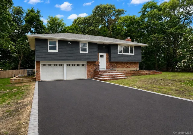 Photo 1 of Sale Pending at 32 Groveland Park Blvd, Brookhaven, NY 11789 | MLS# 1018351 | Listing updated on 2026-08-21