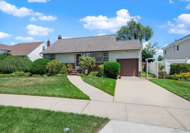 2nd image of 665 Dianne St, Hempstead, NY 11783 | MLS# 1018422