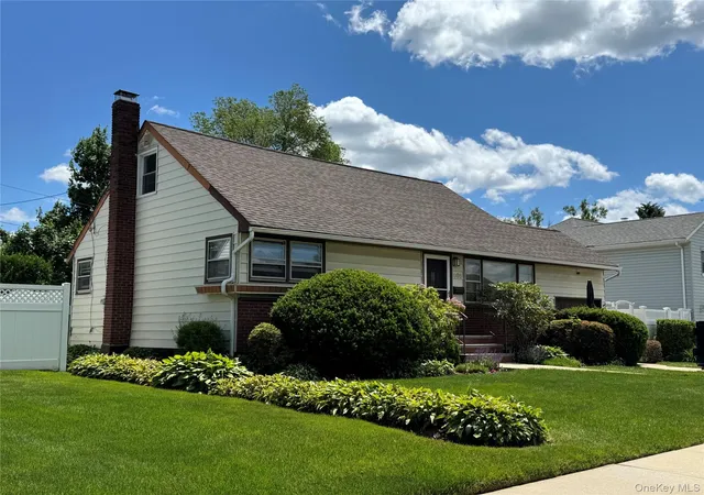3rd image of 665 Dianne St, Hempstead, NY 11783 | MLS# 1018422