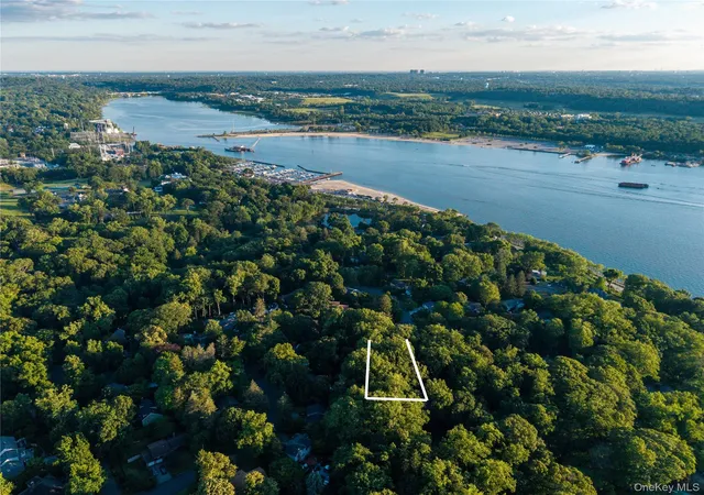 31st image of 21 Woodridge Ln, Sea Cliff, NY 11579 | MLS# 1018454