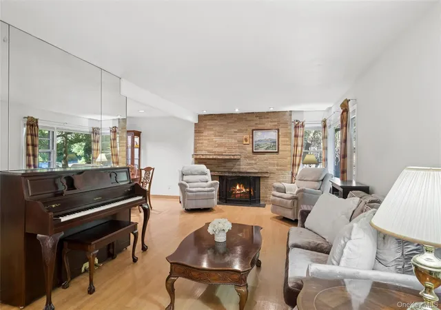 5th image of 21 Woodridge Ln, Sea Cliff, NY 11579 | MLS# 1018454