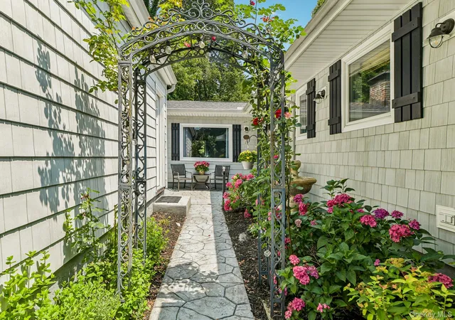 3rd image of 11 Bowman Ln, Smithtown, NY 11754 | MLS# 1018463