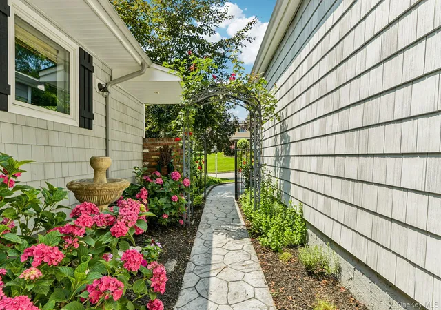 4th image of 11 Bowman Ln, Smithtown, NY 11754 | MLS# 1018463