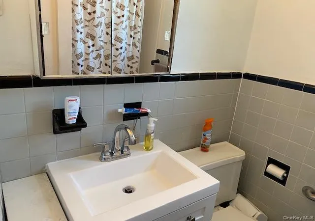 2nd image of 260-11 73rd Ave, Glen Oaks, NY 11004