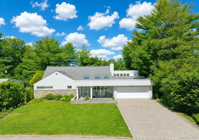 Single family home for sale at 9 Arbor Rd, Roslyn Heights, NY 11577 | MLS# 1018574 | Listing updated on 2026-07-23