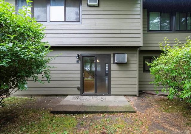 Listing Photo 2 - Condo for sale in building located at 3 Hudson Hts Dr, Poughkeepsie, NY 12601