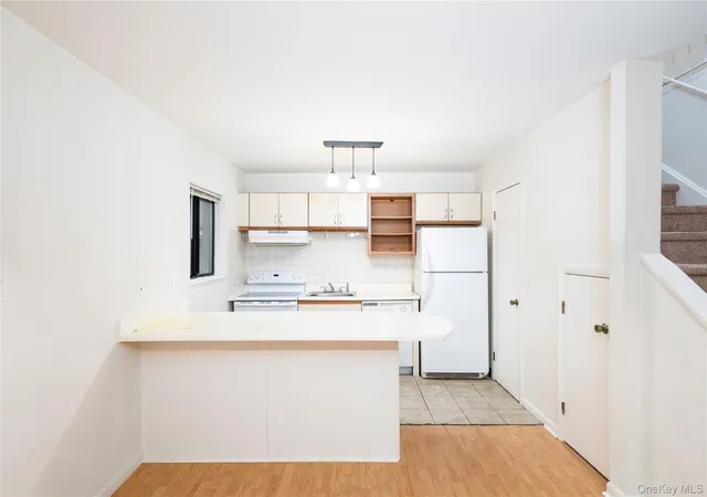 Photo 3 of Sale Pending at 3 Hudson Hts Dr, Poughkeepsie, NY 12601 | MLS# 1018588 | Listing updated on 2026-09-12