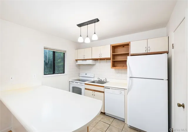 Photo 3 of Sale Pending at 3 Hudson Hts Dr, Poughkeepsie, NY 12601 | MLS# 1018588 | Listing updated on 2026-09-12