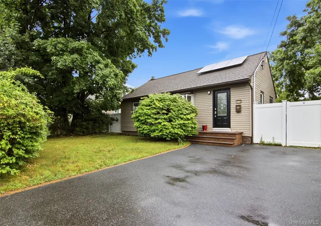 Homes for sale in Babylon, NY | 114 Davidson St, Babylon, NY 11798 | MLS# 1018589