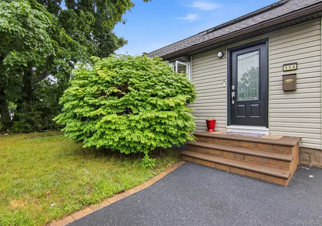 Homes for sale in Babylon, NY | 114 Davidson St, Babylon, NY 11798 | MLS# 1018589