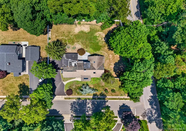 2nd image of 81 Carriage Ln, Roslyn Heights, NY 11577 | MLS# 1018661