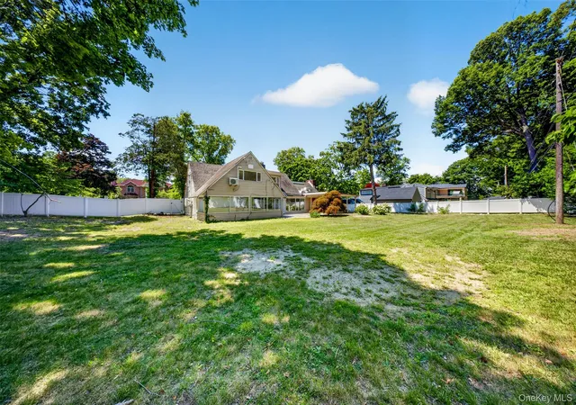 3rd image of 81 Carriage Ln, Roslyn Heights, NY 11577 | MLS# 1018661