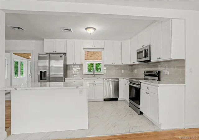 5th image of 12 Roe Dr, Hyde Park, NY 12538 | MLS# 1018671