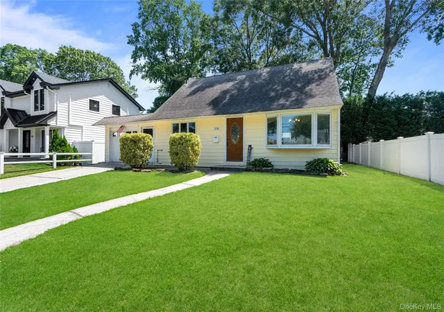 Photo 2 of Sale Pending at 116 Spruce St, Oyster Bay, NY 11762 | MLS# 1018702 | Listing updated on 2026-08-16