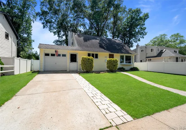 Photo 3 of Sale Pending at 116 Spruce St, Oyster Bay, NY 11762 | MLS# 1018702 | Listing updated on 2026-08-16
