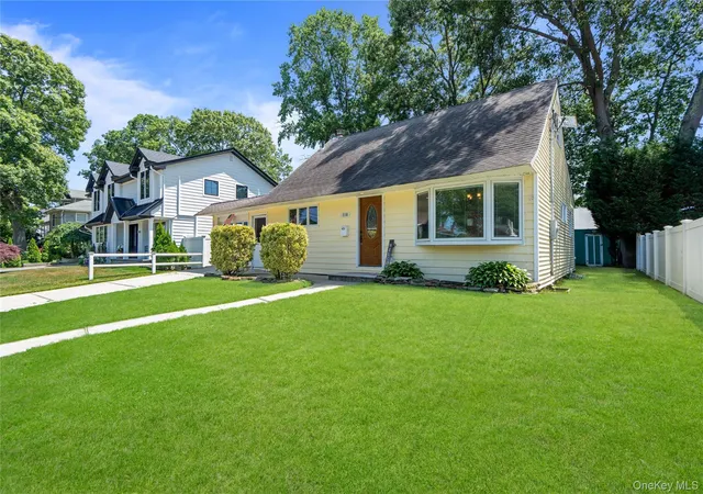 Photo 3 of Sale Pending at 116 Spruce St, Oyster Bay, NY 11762 | MLS# 1018702 | Listing updated on 2026-08-16